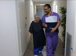 Patient debout à la Clinique Juge